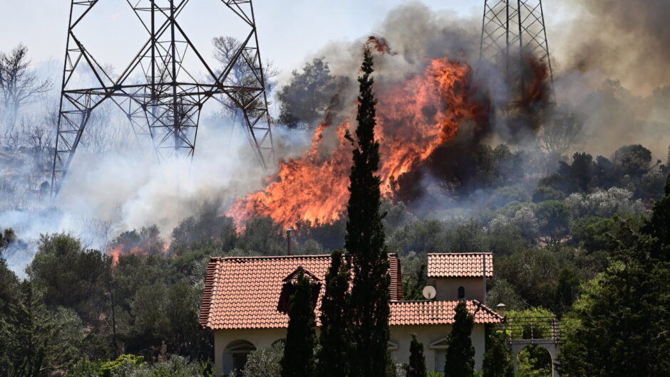 Μεγάλη φωτιά στον Κουβαρά: Κοντά στα σπίτια οι φλόγες – Εκκενώνονται οικισμοί και μοναστήρι