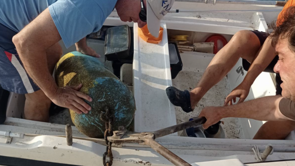 Λάρισα: Ανέσυραν από τη θάλασσα στα Μεσάγγαλα επικίνδυνη σημαδούρα: «Από τύχη δεν θρηνήσαμε θύματα» (φωτο)