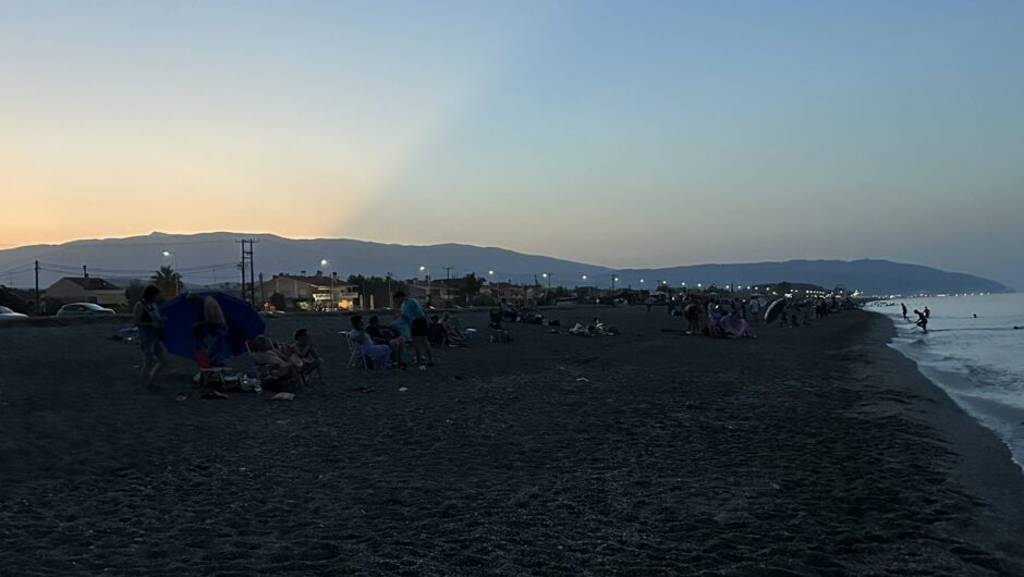 Μέχρι αργά το βράδυ στην παραλία με δροσιστικές βουτιές την έβγαλαν οι Λαρισαίοι (φωτο)