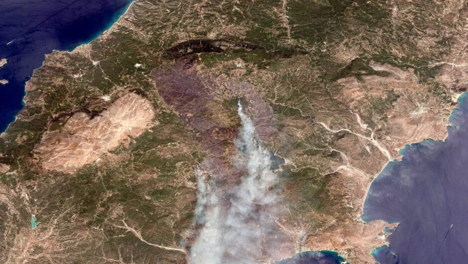 Φωτιά στη Ρόδο: Η φωτογραφία από δορυφόρο με το μέγεθος της καταστροφής