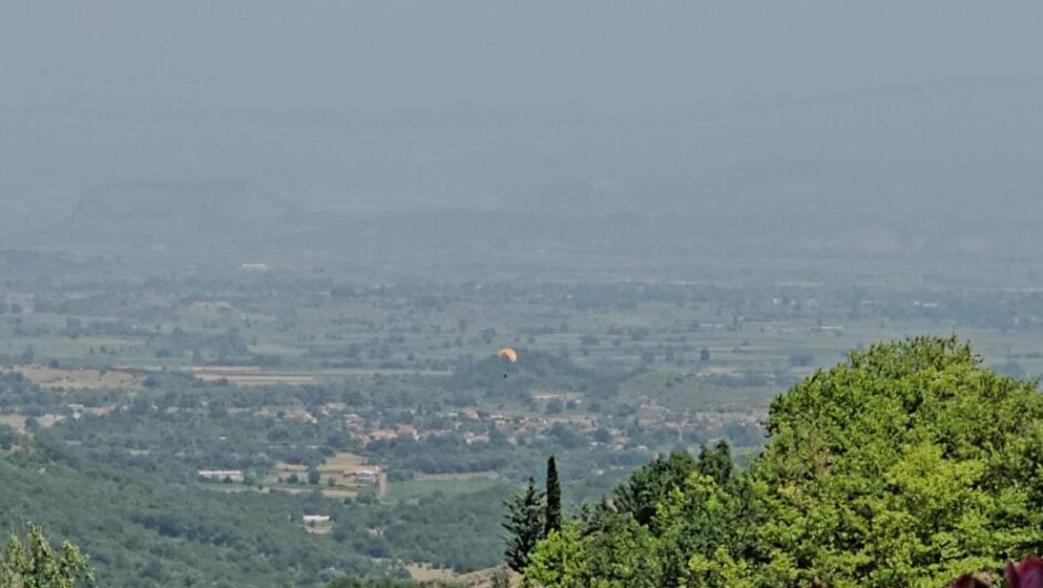 Ανεμοπτεριστές πάνω από τα Τρίκαλα (βίντεο)