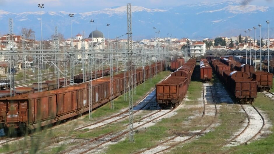 Λάρισα: Διαμαρτύρονται κάτοικοι στο Μεζούρλο για το «νεκροταφείο» βαγονιών του ΟΣΕ – «Άκρως επικίνδυνα για παιδιά, εστίες βρωμιάς…»