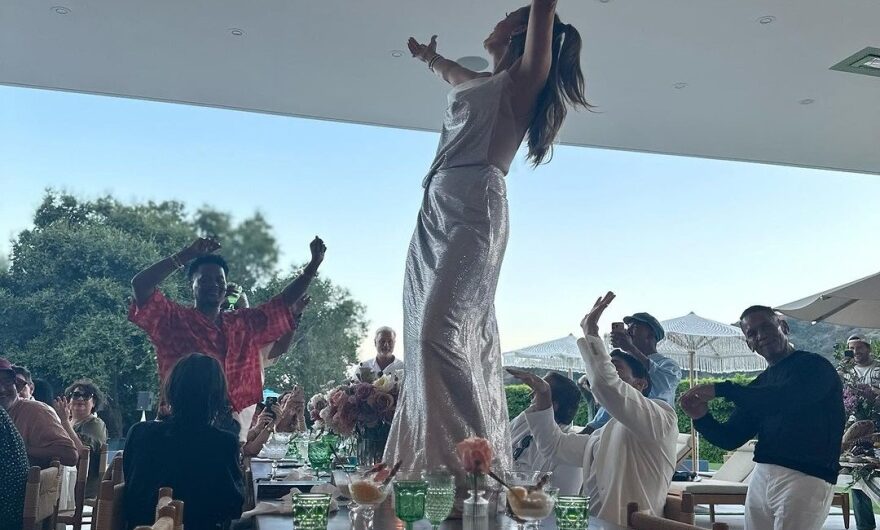 Jennifer Lopez: Έκλεισε τα 54 χορεύοντας πάνω σε τραπέζι