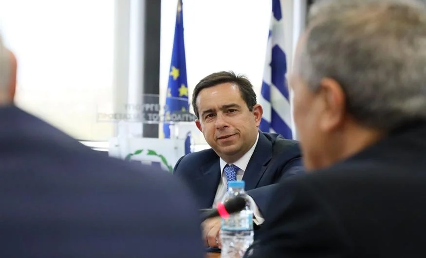 Τα μπάνια του Μηταράκη και η κυβερνητική υποκρισία