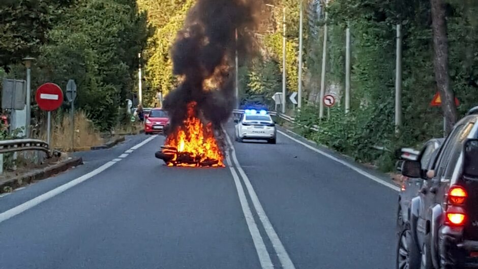 Φωτογραφία – σοκ: Η στιγμή που η μηχανή φλέγεται στο οδόστρωμα στην κοιλάδα των Τεμπών – Στο νοσοκομείο ο αναβάτης
