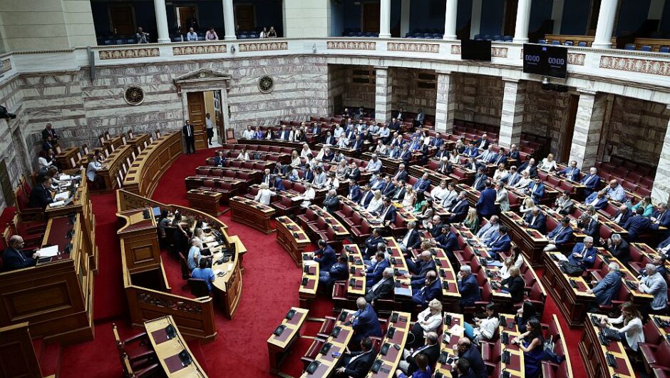 Βουλή: «Παρέα» με Σπαρτιάτες και Νίκη ψηφίζουν ΝΔ – ΠΑΣΟΚ το νομοσχέδιο για τους απόδημους