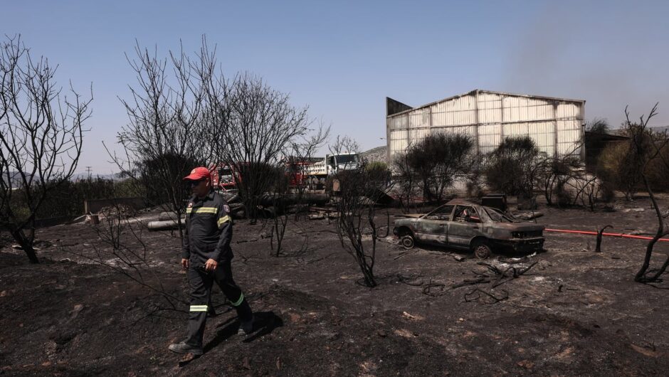 Νέα Αγχίαλος: Εικόνες βιβλικής καταστροφής από το πέρασμα της φωτιάς στη βιομηχανική ζώνη