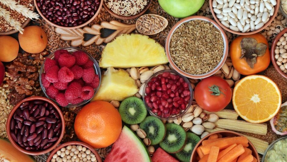 Τα τρία superfoods που πρέπει να έχουμε στο πιάτο μας κάθε μέρα εάν είμαστε άνω των 40