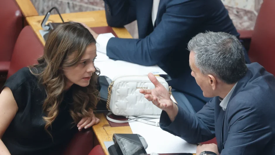 ΣΥΡΙΖΑ: Στην Έφη Αχτσιόγλου «καταλήγει» η Ομπρέλα μέσω… Τσακαλώτου – Αναζητείται ντιλ με τους πρώην Προεδρικούς