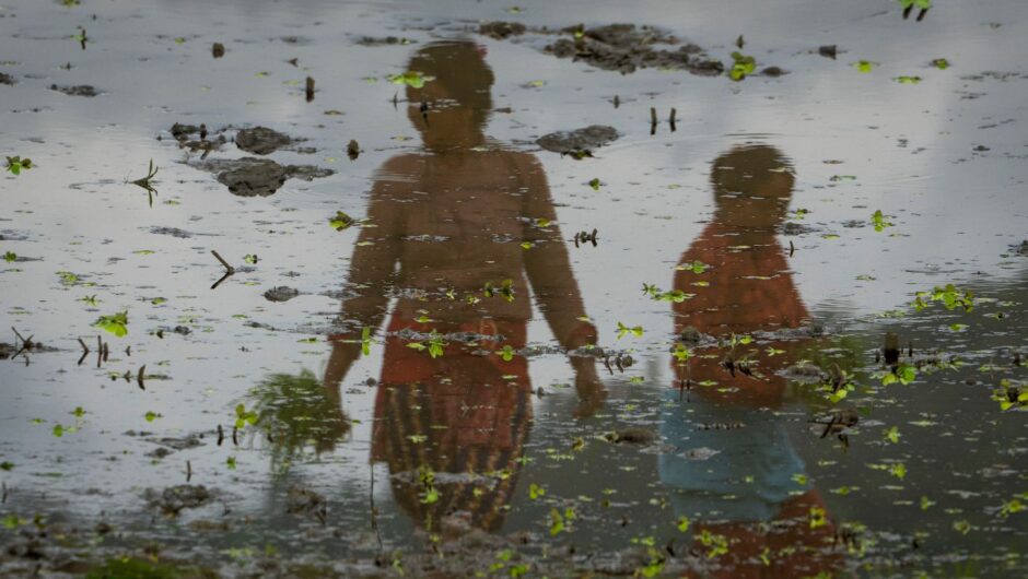 Οι αγρότες στο Νεπάλ γιορτάζουν βουτώντας στις λάσπες