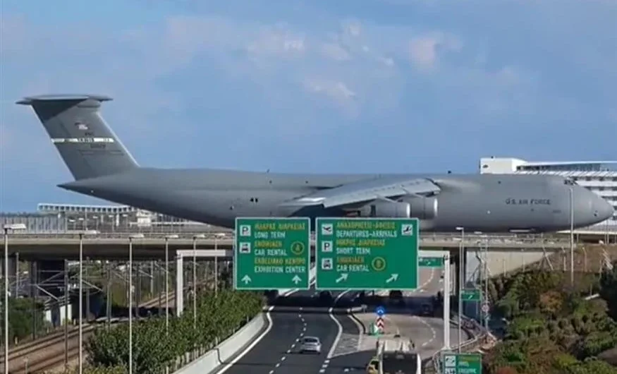 Μοναδικό βίντεο από το «Ελευθέριος Βενιζέλος»: Θηριώδες αμερικανικό μεταγωγικό περνά πάνω από τη γέφυρα της Αττικής Οδού