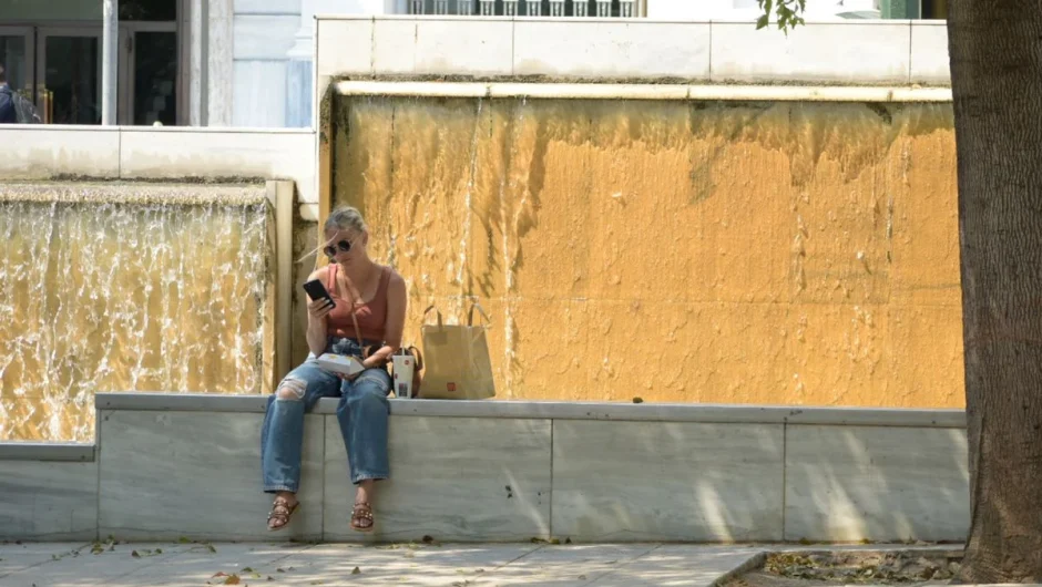 Έκτακτα μέτρα για τον καύσωνα: Κόβονται τα ρεπό στο ΕΚΑΒ – Τι θα ισχύει για τηλεργασία