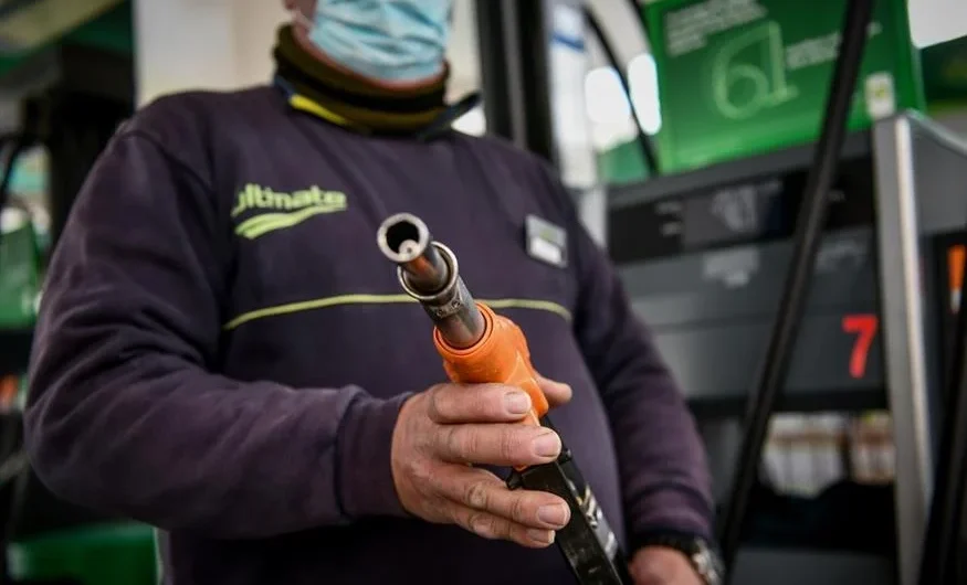 Έξοδος εκδρομέων με ράλι τιμών στα καύσιμα Μια ανάσα από τα 2 ευρώ η τιμή της αμόλυβδης