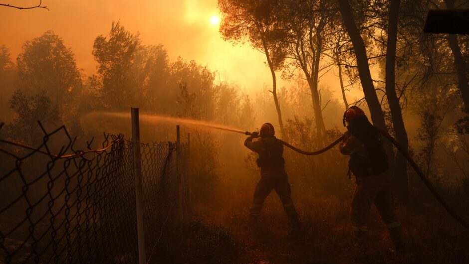 Φωτιά στην Αττική: Αγωνία, πόνος και μάχη με το χρόνο – Συγκλονιστικές εικόνες από τα πύρινα μέτωπα