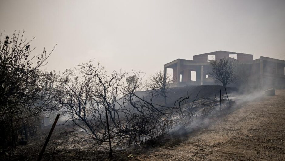 Φωτιά στη Λαμία / Πύρινη «κόλαση» με καμένα σπίτια και εκκενώσεις οικισμών