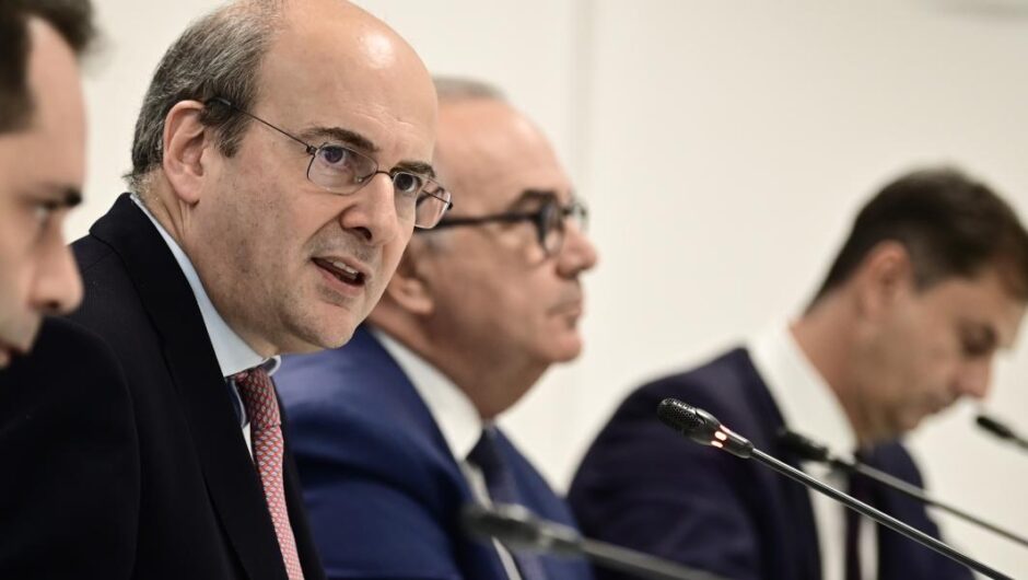 ΑΔΕΔΥ / Αποδομεί σημείο προς σημείο τις εξαγγελίες της κυβέρνησης για αυξήσεις στο Δημόσιο