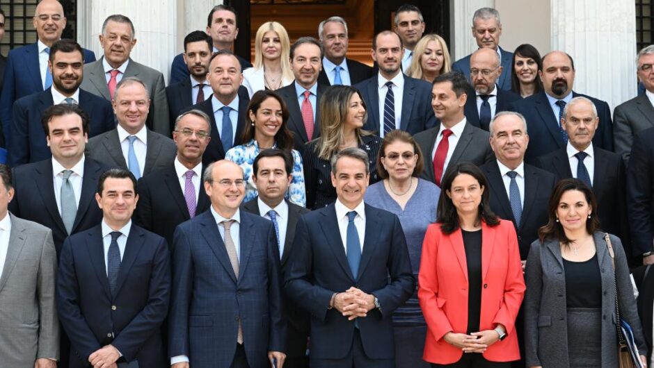 Ούτε τα προσχήματα