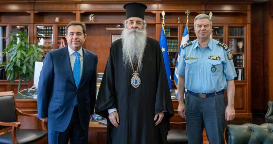 Ταυτότητες: Ο,τι είχε κόψει ο Σημίτης, ξαναράβει ο Μηταράκης