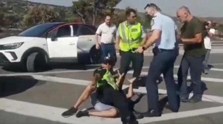 Μάνδρα: Τα σπίτια τους καίγονται και η Αστυνομία του Μηταράκη τους δέρνει κι από πάνω! Απίστευτα στιγμιότυπα