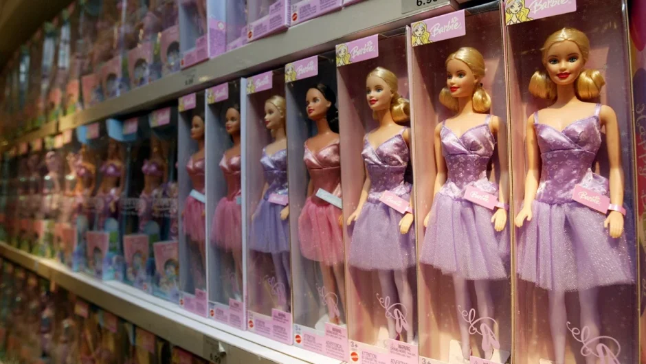 Τι… κάνουν δεκάδες «Barbie» και «Ken» στα κομμωτήρια της Θεσσαλονίκης