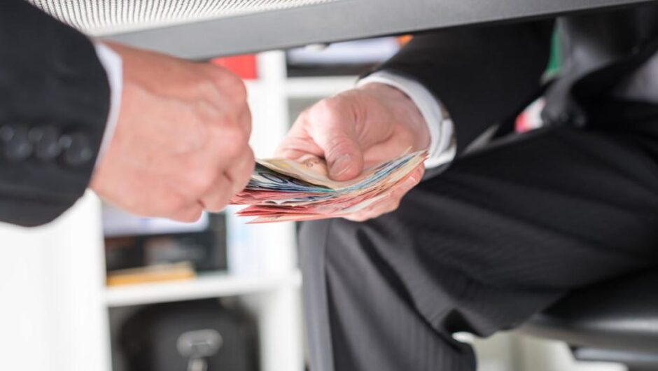 Κυβέρνηση / Στήνουν όργιο απευθείας αναθέσεων με κοινοτικό χρήμα