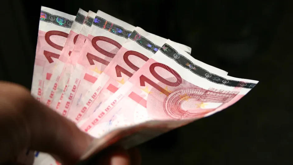 Η «ελευθερία των μετρητών» και το πλαστικό χρήμα