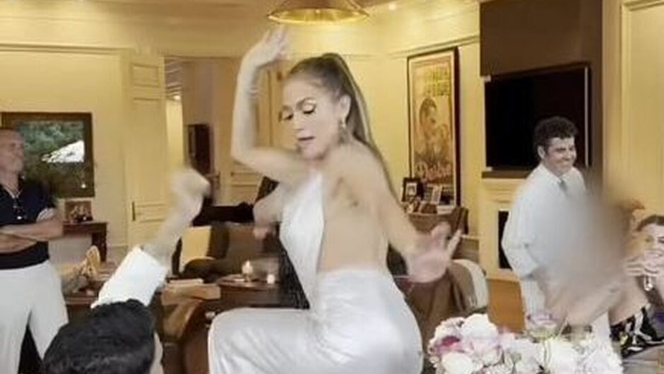 Tζένιφερ Λόπεζ: Ξεσάλωσε με τους αγαπημένους της – Χόρεψε πάνω στο τραπέζι με εξώπλατο φόρεμα