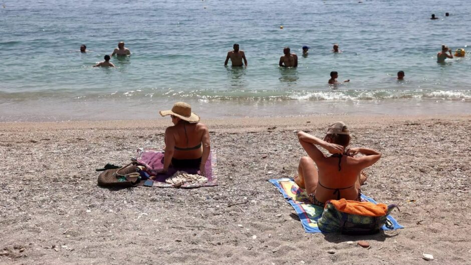 «Κίνημα της Πετσέτας»: Καταγγέλλει μέχρι και σωματοφύλακες στις παραλίες της Πάρου – 120 ευρώ για μία ξαπλώστρα δίπλα στο κύμα