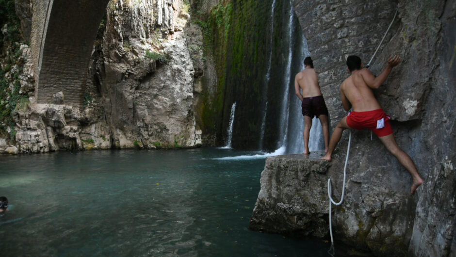Εντυπωσιακές εικόνες από τους Καταρράκτες Παλαιοκαρυάς (φωτ.)
