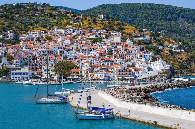 Le Figaro: Το νησί του “Mamma Mia” που είναι πρότυπο κατά του υπερτουρισμού