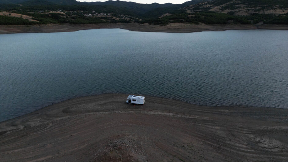 Η όμορφη τεχνητή Λίμνη του Σμοκόβου και το εντυπωσιακό φράγμα (φωτ.)