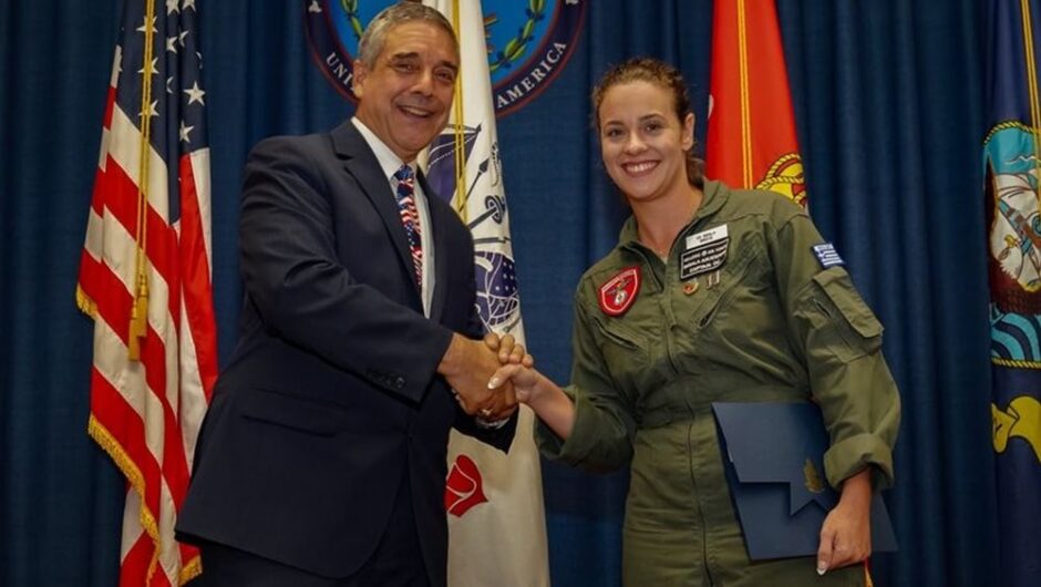 Ελληνίδα αξιωματικός της Πολεμικής Αεροπορίας στις ΗΠΑ τιμήθηκε για τον αλτρουισμό της