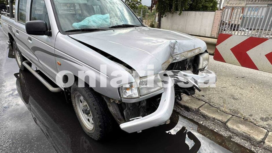 Απίστευτο τροχαίο στη Λάρισα με αγροτικό που «καρφώθηκε» σε φανάρι – Δείτε φωτογραφίες