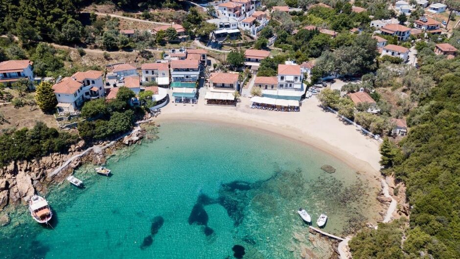 Το γραφικό ψαροχώρι του Πηλίου που μοιάζει με νησί και συνδυάζει βουνό και θάλασσα (βίντεο)