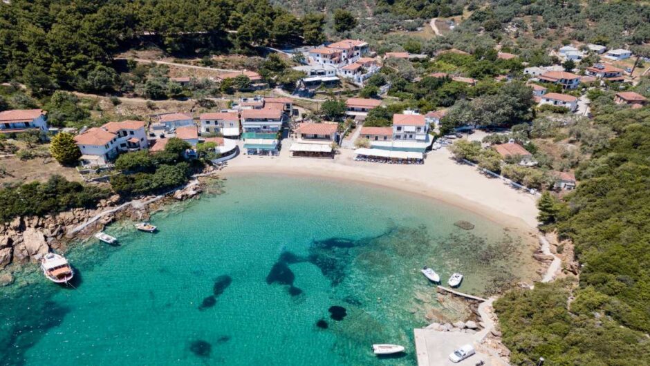 Κατηγιώργης: Το γραφικό ψαροχώρι του Πηλίου που μοιάζει με νησί και συνδυάζει βουνό και θάλασσα
