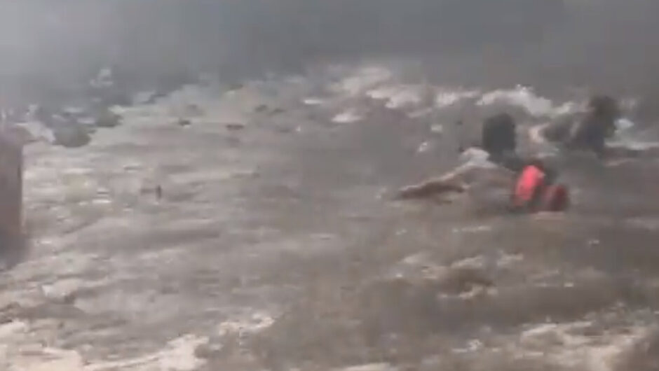 Χαβάη: Ανθρωποι πέφτουν στη θάλασσα για να σωθούν από τις φλόγες