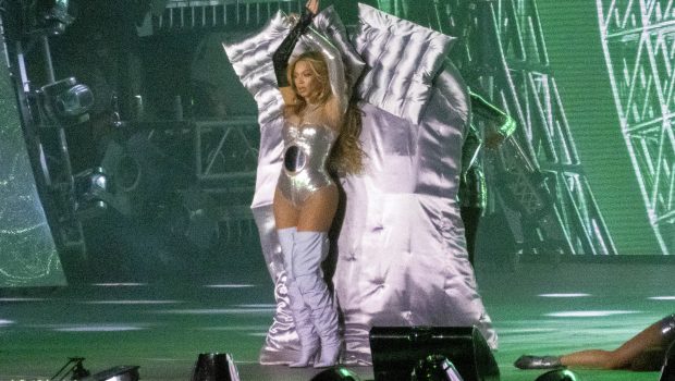 Η Μπιγιονσέ ντύθηκε «Barbie» – Η εντυπωσιακή εμφάνιση στη σκηνή