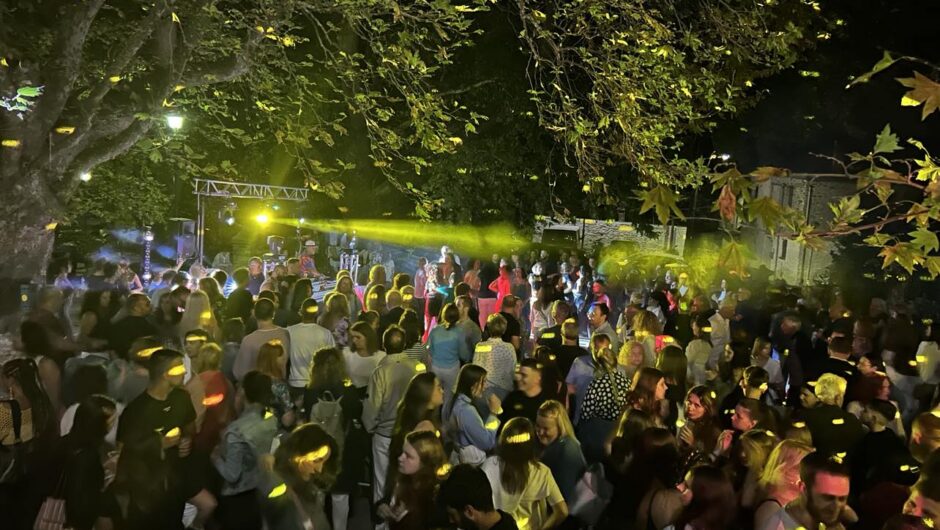 Το χωριό της Λάρισας που “βούλιαξε” την πλατεία χορεύοντας μόνο ντίσκο μέχρι τελικής πτώσεως … (φωτο)