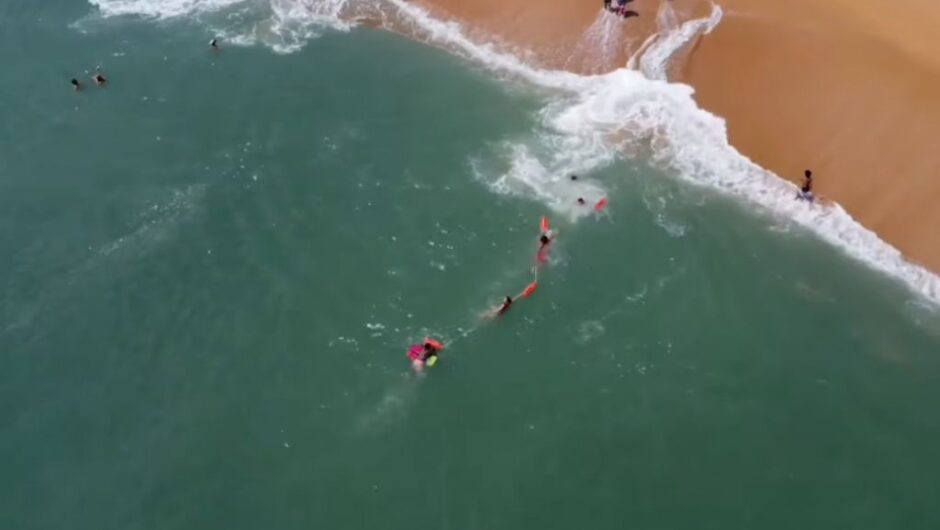 Ναυαγοσώστες σχηματίζουν ανθρώπινη αλυσίδα και σώζουν κολυμβητή