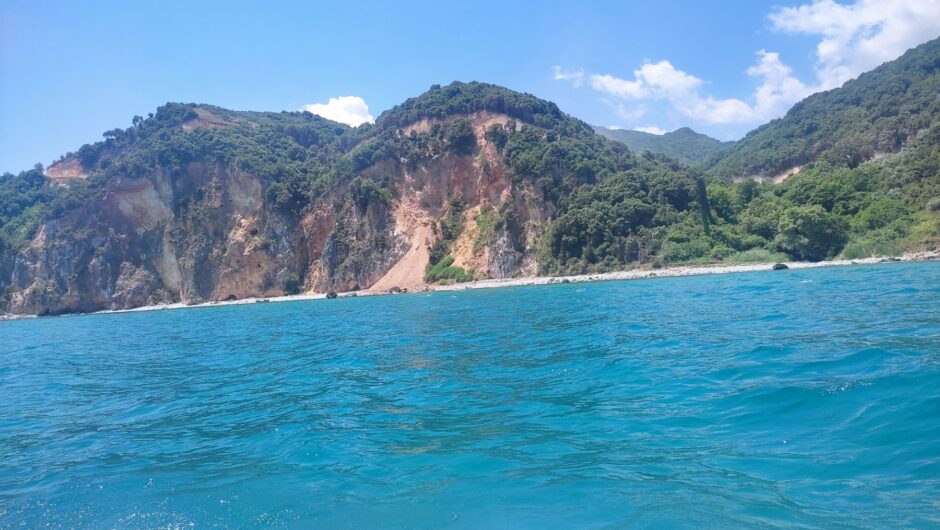 Λάρισα: Η πεντάχρωμη παραλία και το σημείο με τα …γλυκά νερά (φωτο – βίντεο)