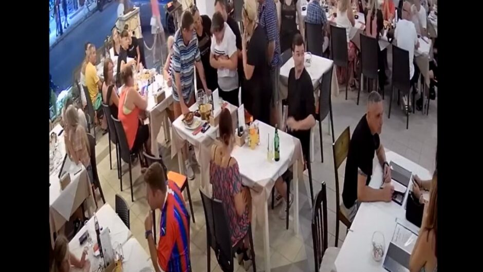 Η στιγμή που σερβιτόρος στη Ζάκυνθο σώζει πελάτισσα από πνιγμό (βίντεο)