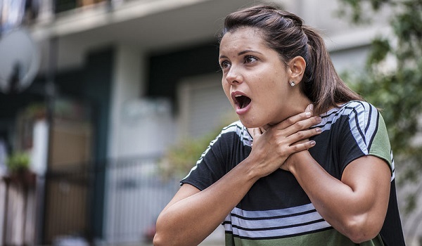 Πνιγμός – Λαβή Χάιμλιχ: Πώς γίνεται ο χειρισμός που μπορεί να σώσει τη ζωή σε ενήλικες και παιδιά