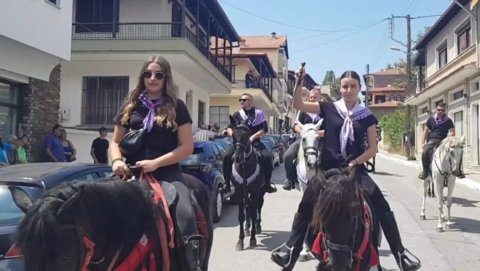 Δεκαπενταύγουστος: Η μεγάλη παρέλαση των καβαλάρηδων της Παναγίας στη Σιάτιστα Κοζάνης