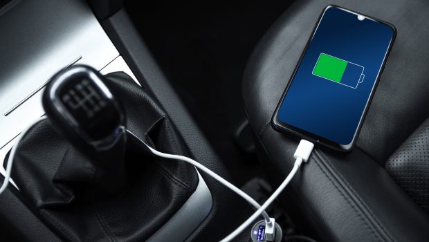 Γιατί είναι επικίνδυνο να φορτίζουμε το κινητό στο αυτοκίνητο;