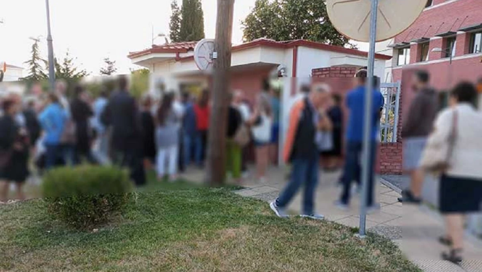 Ταυτότητες: Ουρές κόσμου έξω από τα αστυνομικά τμήματα – Σπεύδουν για ανανέωση πριν το «τσιπ»