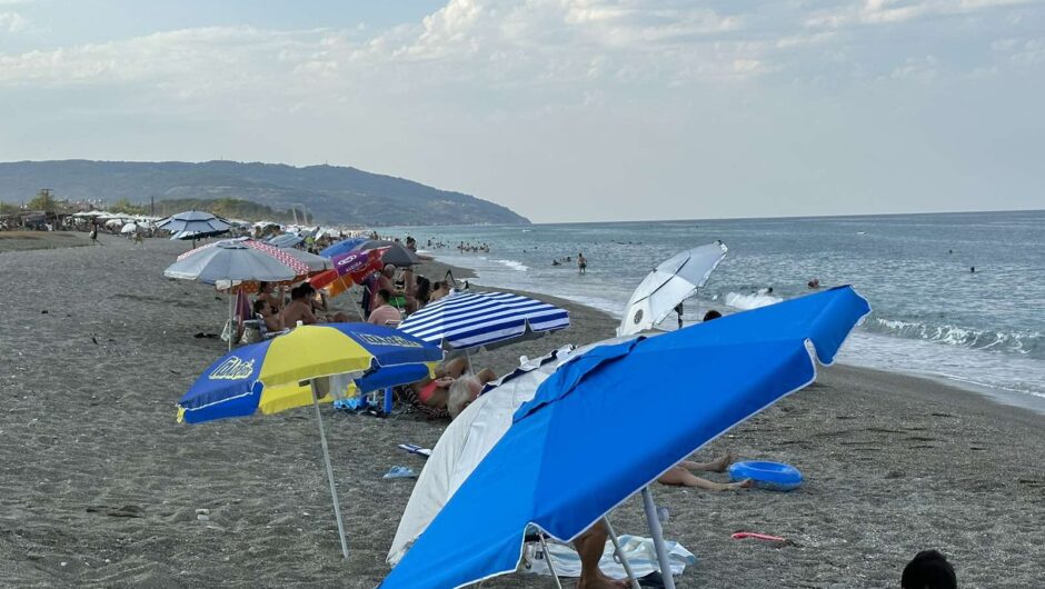 Το κύμα δεν πτόησε τους Λαρισαίους – Γεμάτη η παραλία στον Αγιόκαμπο (φωτό)