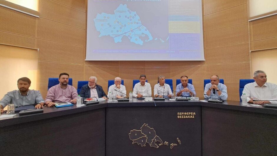 Λάρισα: Σύσκεψη Αυγενάκη με εκπροσώπους αγροτικών συνεταιρισμών – «Αφύσικη η εξέλιξη των πυρκαγιών» λέει ο υπουργός (φωτ. & βίντεο)