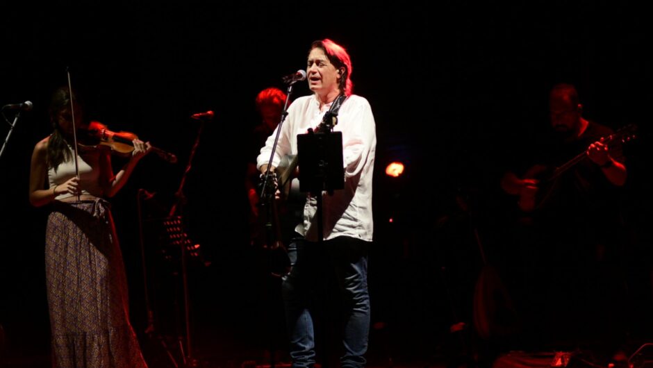 Ο Γιάννης Κότσιρας σαγήνευσε τους Λαρισαίους – Συναυλία γεμάτη συναίσθημα στο Κηποθέατρο Αλκαζάρ (φωτό – βίντεο)