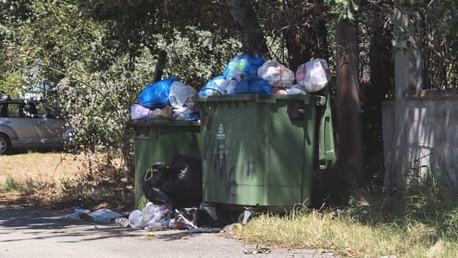 Καταγγελία: Ασφυκτική η κατάσταση με τα σκουπίδια στα παράλια του δήμου Τεμπών! “Γεμάτοι κάδοι, ανύπαρκτη δημοτική αρχή”