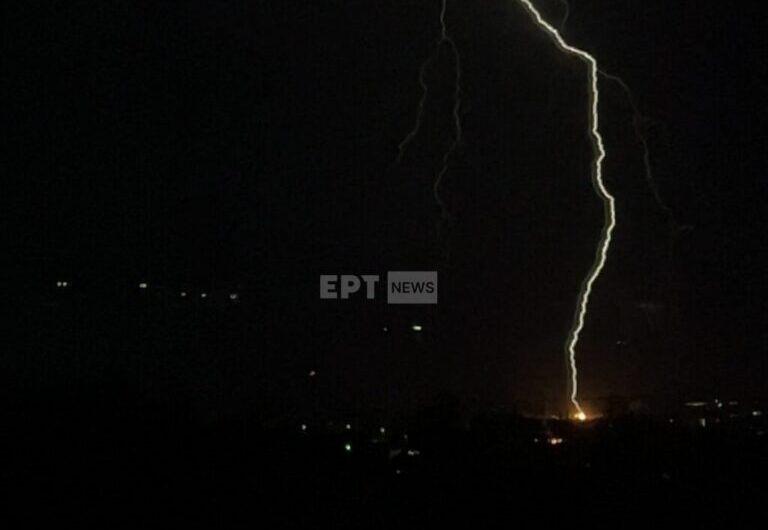 Καρέ-καρέ η στιγμή που χτυπάει κεραυνός και ξεκινάει πυρκαγιά στη Βούλα